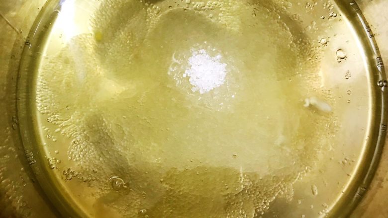 可可戚风蛋糕,蛋清加入剩余的50克白糖,打蛋器中高速开始打发