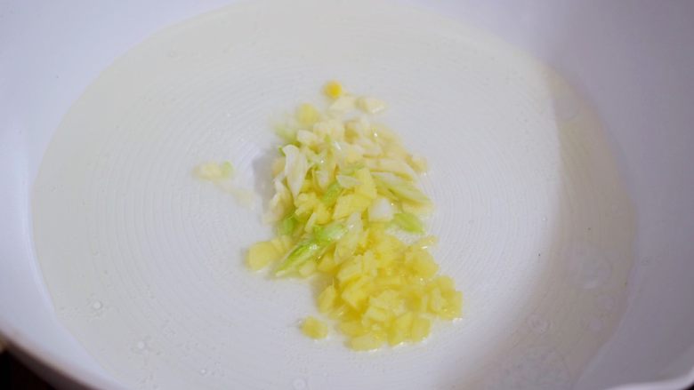 虾仁炒杂蔬,另起锅倒入适量的食用油烧热,放入葱姜蒜爆香
