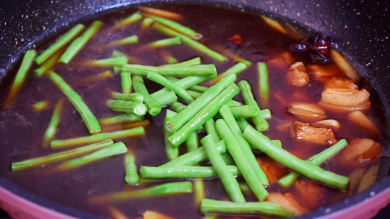 豆角焖面,加入豆角,继续中小火焖煮20分钟