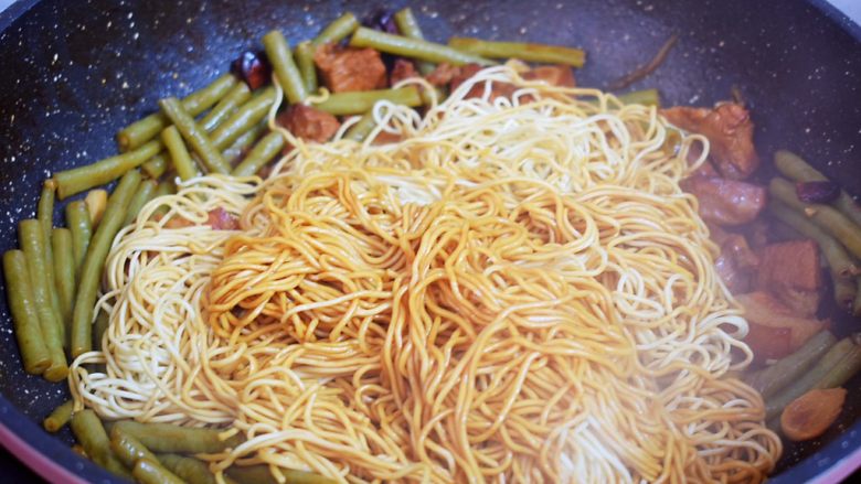 豆角焖面,中间翻面一次,让其上色均匀