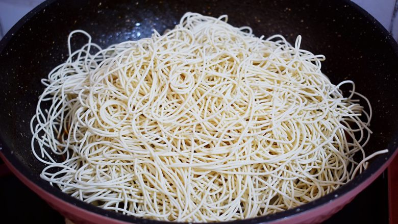 豆角焖面,加入面条,转小火慢焖15分钟