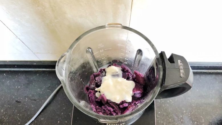 爆浆紫薯仙豆糕,直接倒入破壁机里,然后倒入炼乳、奶油和牛奶。