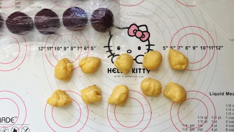 爆浆紫薯仙豆糕,把面团分成10等份,大约每个18克。