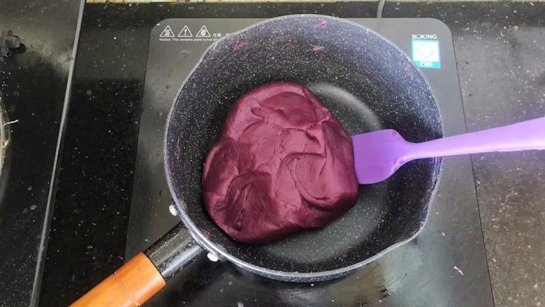 爆浆紫薯仙豆糕,小火炒至水份收干,可以抱成团的状态就好了,放在一旁凉一下。