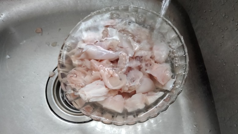 酸汤牛蛙,将剁好的牛蛙冲水,漂洗血水。