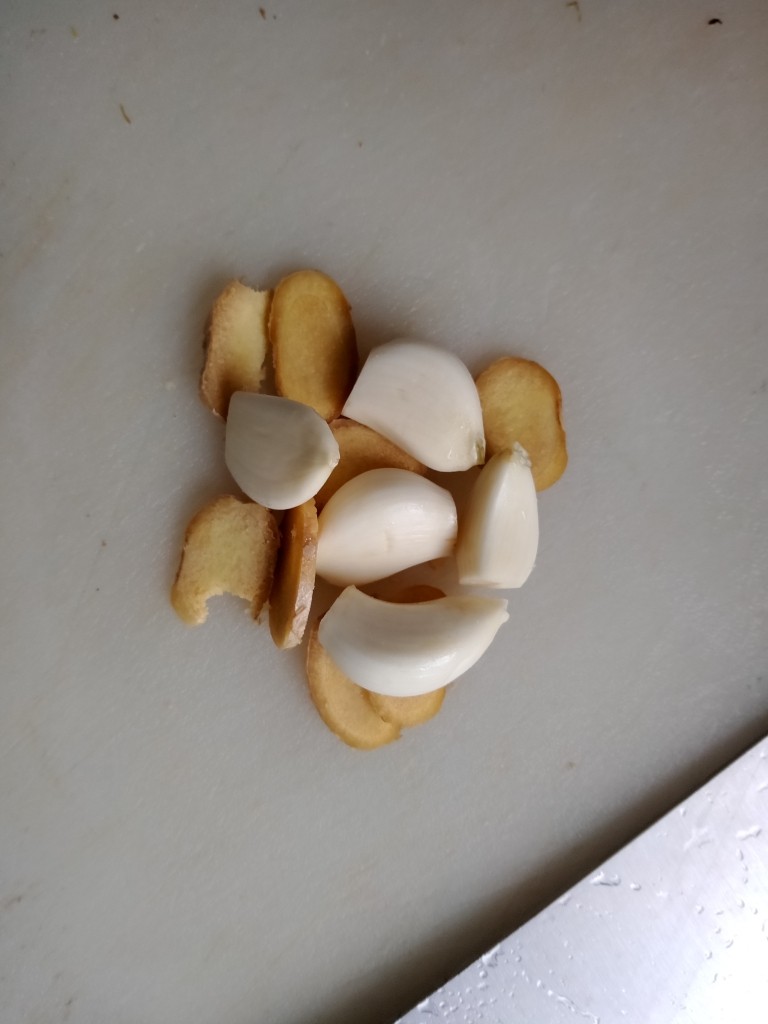 酸汤牛蛙,<a style='color:red;display:inline-block;' href='/shicai/ 2800'>生姜</a>切片,大蒜子整个拍下。