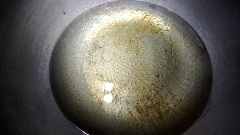 酸汤牛蛙,锅烧热,加入适量色拉油。