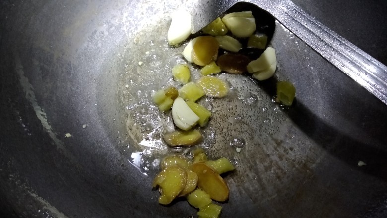酸汤牛蛙,锅内放入适量色拉油,加入泡椒,生姜,大蒜子。煸香。