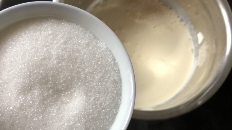 奶香布丁,牛奶和糖隔热水加热并不断搅拌,至糖融化,然后将牛奶冷却至不烫手。