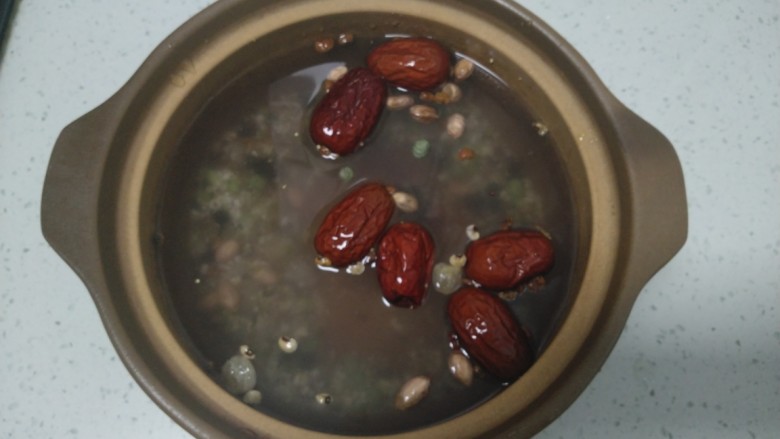 腊八粥,加入清水,浸泡2小时。