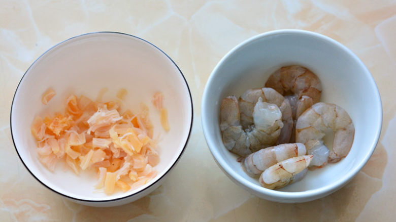 鲜虾瑶柱蒸冬瓜,<a style='color:red;display:inline-block;' href='/shicai/ 197'>瑶柱</a>用清水泡半小时清洗干净撕碎,青虾去头、虾线清洗干净