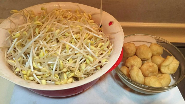 五分钟健康快手菜—黄豆芽炒油豆腐,准备一盆黄豆芽,准备一小碗油豆腐。黄豆芽冷水洗净。