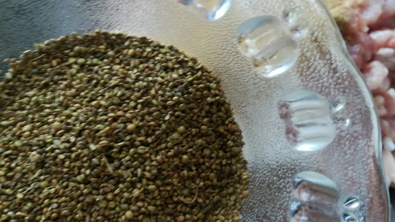 灌香肠,清洗干净的石落子(也可以换成孜然粒或者不放根据个人口味)