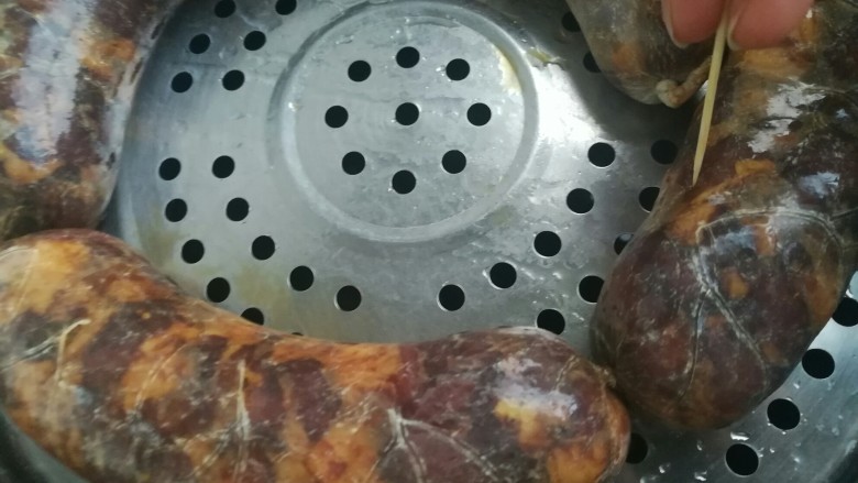 灌香肠,放蒸锅,每根肠用牙签扎个洞,大火蒸熟即可