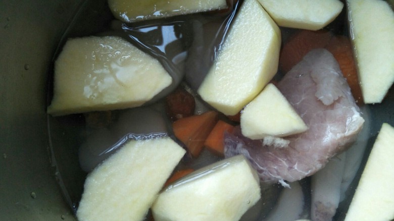 响螺肉苹果汤,锅内放入适量的<a style='color:red;display:inline-block;' href='/shicai/ 156925'>水</a>放入食材(盐除外),大火煮沸后转小火煮60分钟。