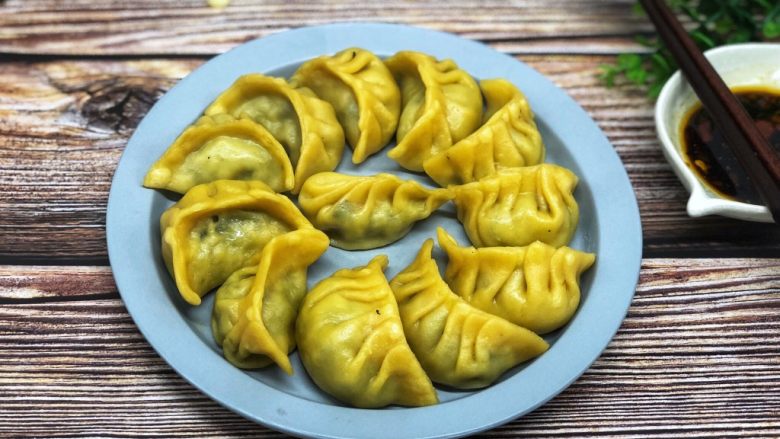 青菜猪肉饺子,蒸好的饺子颜色特别漂亮,让人很有食欲。