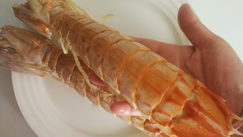 椒盐富贵虾~椒盐做法,超级大的皮皮虾。我的手一个半,平时椒盐都需要过油,我今天没过油。蒸了八分钟。也很好吃就是皮不是酥脆的哈,不过这样很健康