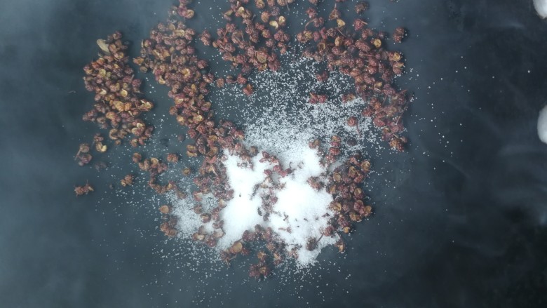 椒盐富贵虾~椒盐做法,闻到香味关火放盐,用余温把盐炒至发黄