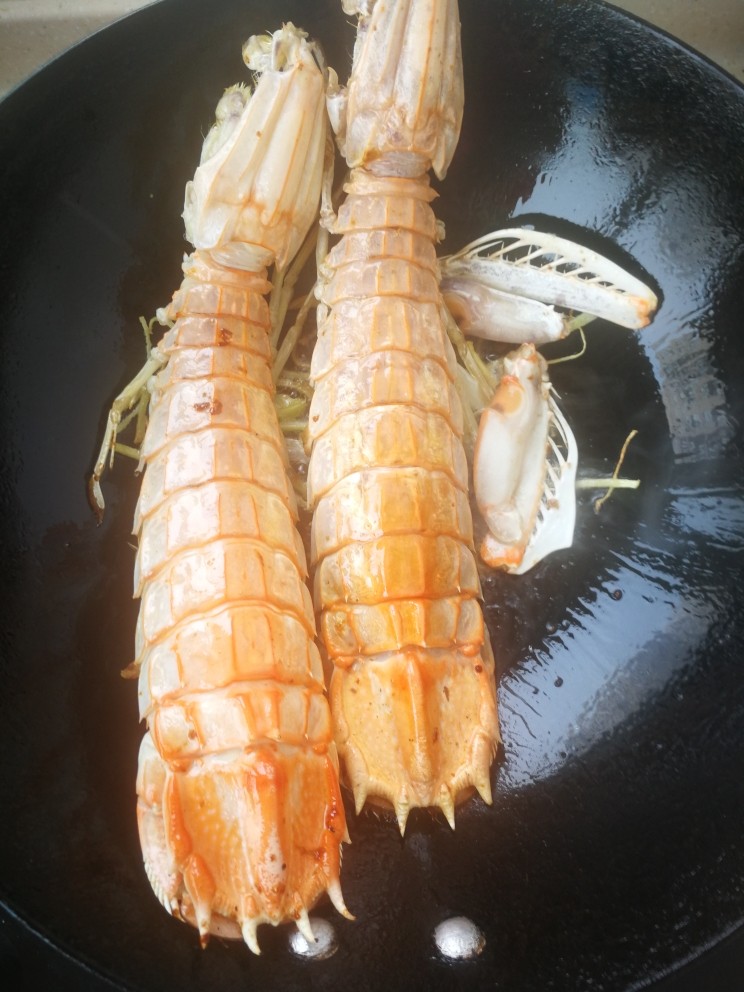 椒盐富贵虾~椒盐做法,热锅凉油放葱姜爆香,放入皮皮虾,然后放一勺<a style='color:red;display:inline-block;' href='/shicai/ 718'>料酒</a>