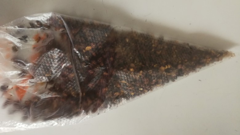 椒盐富贵虾~椒盐做法,装入口袋拿擀面杖擀碎,也可以用料理机