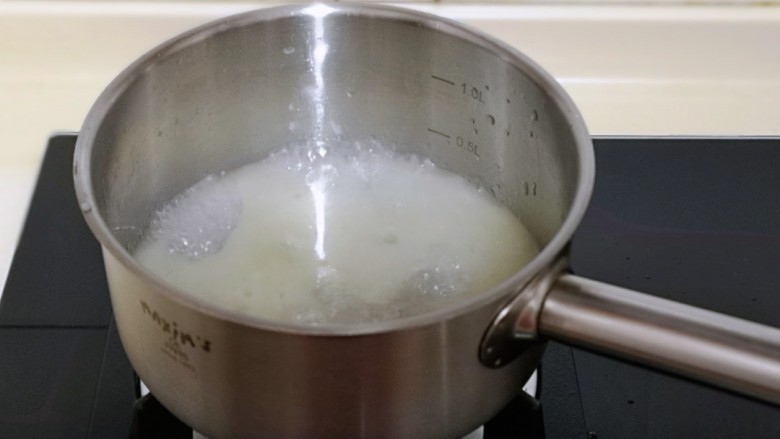 零失败~奶油泡芙 外酥内软吃出幸福甜蜜,开中小火加热至煮沸,立刻关火。