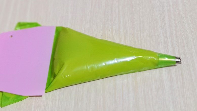 零失败~奶油泡芙 外酥内软吃出幸福甜蜜,将面糊装入裱花袋,(先装入裱花嘴,再装面糊哈)用刮板将面糊往前推,如图。