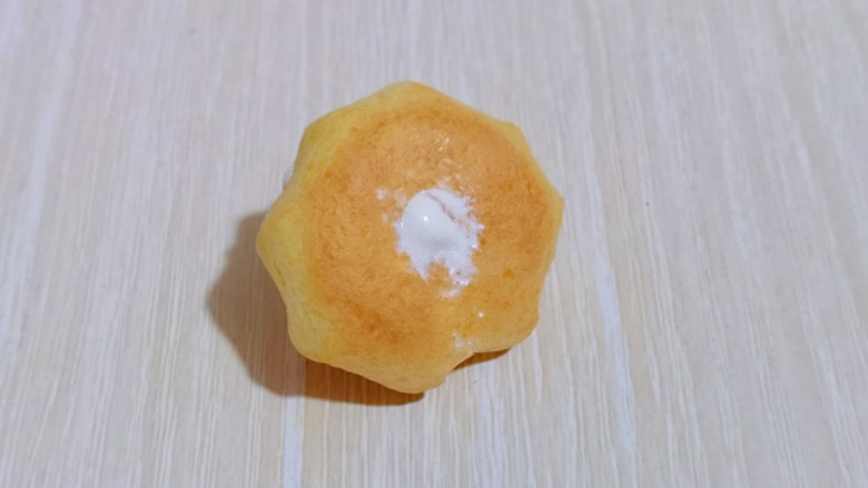 零失败~奶油泡芙 外酥内软吃出幸福甜蜜,这时泡芙也凉了,用筷子捅个小洞洞,再将裱花嘴插入洞洞里,挤入奶油即可。