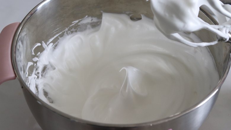 柠檬小蛋糕(分蛋海绵),满满怀旧的味道,蛋白打散,加入3-4滴柠檬汁,打到出现大气泡的时候,加入1/3细砂糖。细小泡泡的时候,加入1/3细砂糖,细腻有纹路出现的时候,加入剩余的细砂糖。直到打发到拉起打蛋器,出现小的尖角,蛋白状态细腻有光泽即可。