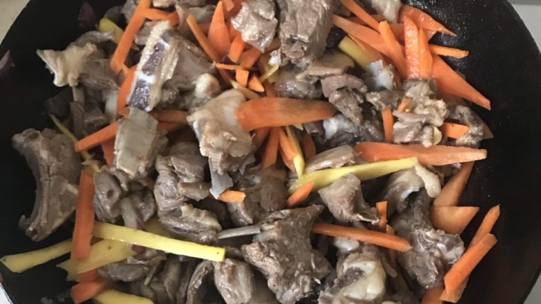 新疆抓饭,胡萝卜🥕和黄萝卜(黄的没有就算了),切成比筷子粗的条。大火🔥翻炒3分钟。