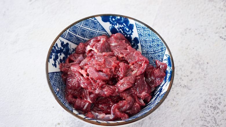 牛肉炒杏鲍菇,<a style='color:red;display:inline-block;' href='/shicai/ 216'>牛肉</a>洗净切成薄片，加入<a style='color:red;display:inline-block;' href='/shicai/ 718'>料酒</a>、淀粉、盐抓匀腌制备用