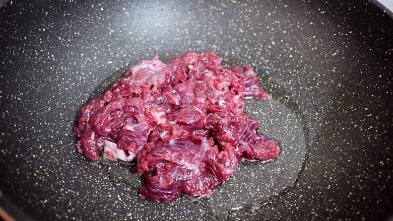 牛肉炒杏鲍菇,锅中倒入适量的食用油烧热,放入牛肉