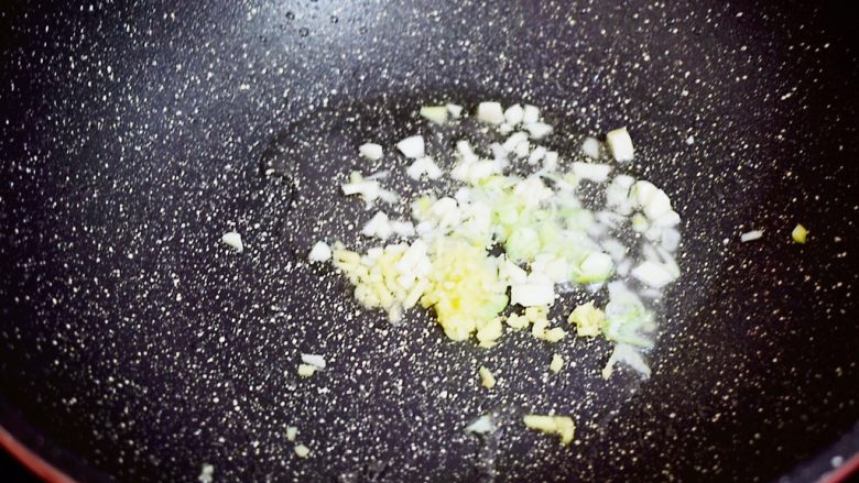 牛肉炒杏鲍菇,原锅倒入适量的食用油烧热,放入葱姜蒜爆香