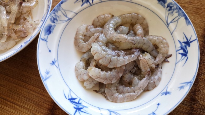 锦卤馄饨——《风味人间》复刻版,<a style='color:red;display:inline-block;' href='/shicai/ 301'>鲜虾</a>洗净去壳去虾线,剥出虾仁。
