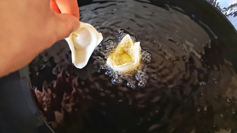 锦卤馄饨——《风味人间》复刻版,锅中宽油烧至5成热,下入馄饨。