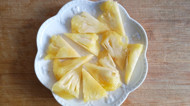 锦卤馄饨——《风味人间》复刻版,<a style='color:red;display:inline-block;' href='/shicai/ 597'>菠萝</a>切片。
