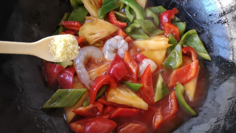 锦卤馄饨——《风味人间》复刻版,翻炒一下让青红椒,菠萝,虾仁都包裹上浇汁,然后加入适量的盐和鸡精。