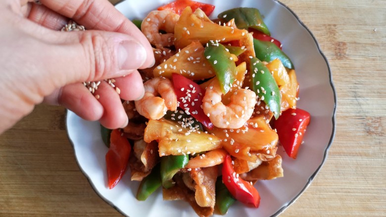 锦卤馄饨——《风味人间》复刻版,将裹了酱汁的食材包裹香脆的馄饨皮，撒上<a style='color:red;display:inline-block;' href='/shicai/ 678'>白芝麻</a>。