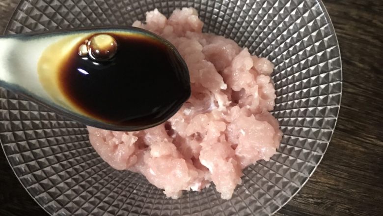 番茄肉酱意面,一小勺生抽,拌匀腌制