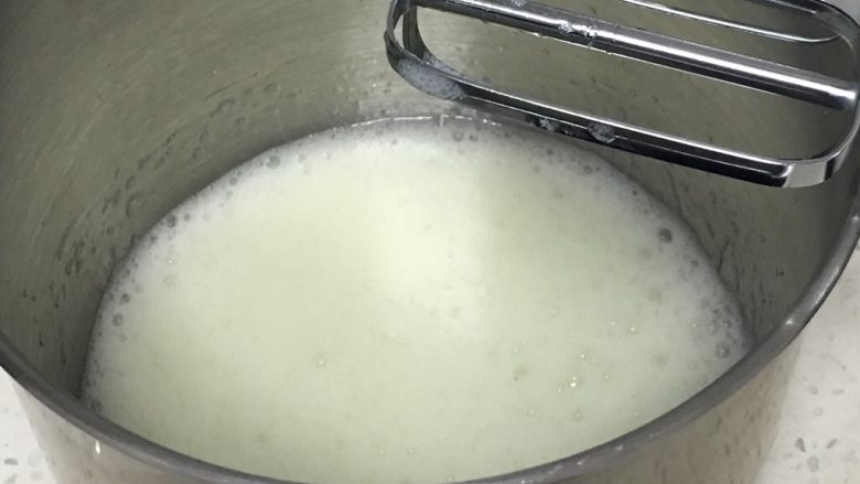 蛋白糖,用打蛋器高速搅打30圈,蛋白颜色变白,出现鱼眼泡,加入30克细砂糖。