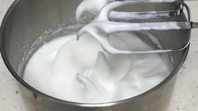 蛋白糖,再搅打50圈,蛋白变得细腻光滑,加入最后的10克细砂糖。