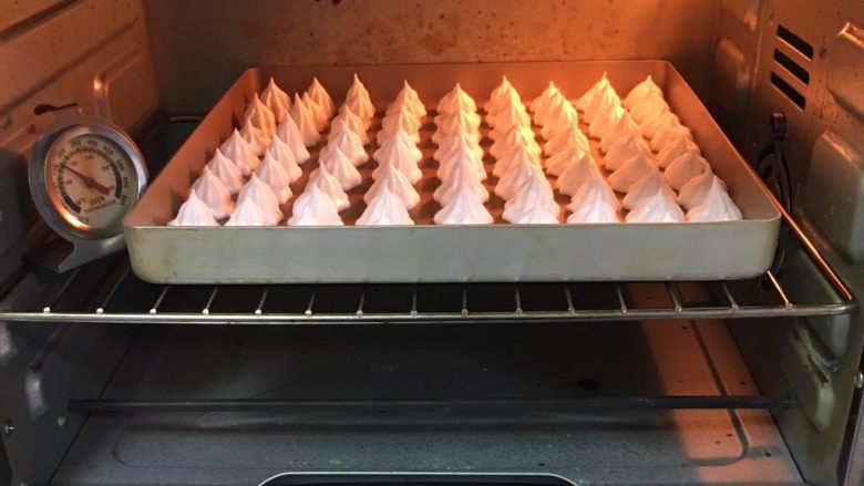 蛋白糖,烤箱预热至100度,金盘送入烤箱,烤制60分钟。