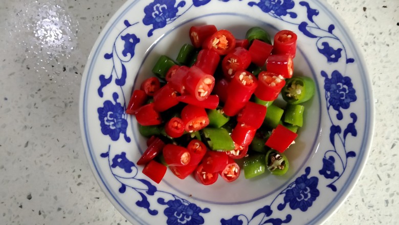 麻辣牛蛙,青<a style='color:red;display:inline-block;' href='/shicai/ 3446'>红尖椒</a>各切圈,装盘备用。