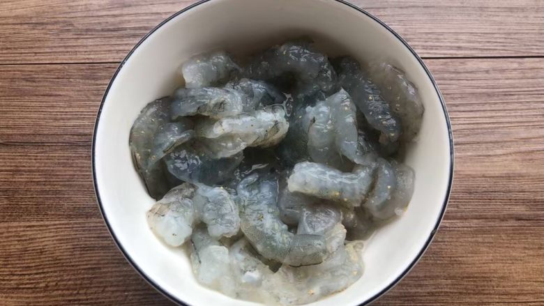 虾仁炒芹菜,明虾去头,剥掉外壳,把虾仁从背部破开,去掉虾线,清洗干净放入碗里,加入少许盐和少许<a style='color:red;display:inline-block;' href='/shicai/ 134296'>白胡椒粉</a>,用筷子拌匀,腌制一会。