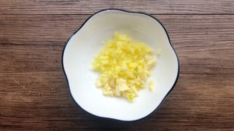 虾仁炒芹菜,蒜头和生姜去皮,清洗干净切成末,放入小碗里待用。