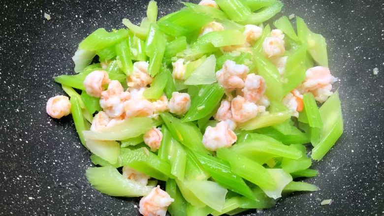 虾仁炒芹菜,虾仁炒至8分熟,倒入西芹翻炒,加入适量盐翻炒至入味。