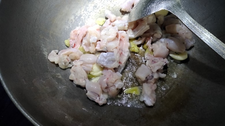 麻辣牛蛙,再放入牛蛙,大火炒。炒的肉发白。