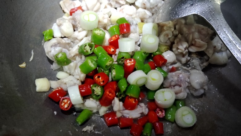 麻辣牛蛙,然后放入大葱,青红尖椒,大火爆炒。然后转小火,放入两茶匙小康香辣牛肉酱,两大勺<a style='color:red;display:inline-block;' href='/shicai/ 894'>黄酒</a>,适量<a style='color:red;display:inline-block;' href='/shicai/ 748'>花椒油</a>,<a style='color:red;display:inline-block;' href='/shicai/ 788'>生抽</a>,<a style='color:red;display:inline-block;' href='/shicai/ 864'>蒸鱼豉油</a>,<a style='color:red;display:inline-block;' href='/shicai/ 134296'>白胡椒粉</a>,盐,<a style='color:red;display:inline-block;' href='/shicai/ 756'>鸡精</a>,<a style='color:red;display:inline-block;' href='/shicai/ 3729'>白糖</a>。<a style='color:red;display:inline-block;' href='/shicai/ 762'>老抽</a>调下颜色。大火爆炒。最后<a style='color:red;display:inline-block;' href='/shicai/ 512'>玉米淀粉</a>弄点水混合下放入大火收汁。就好了。
