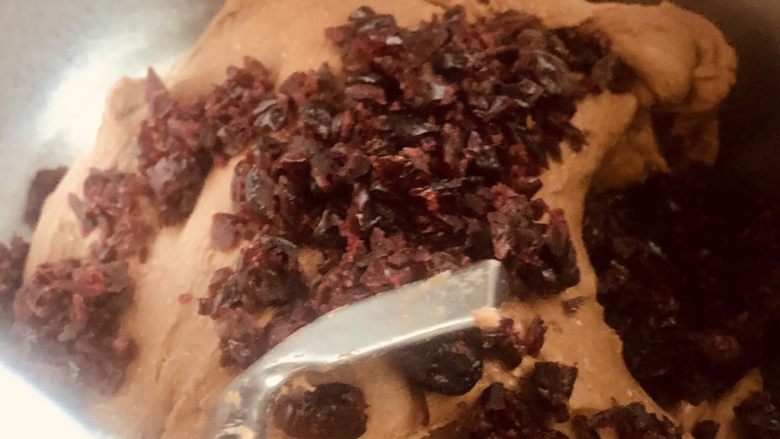 波兰种黑巧克力蔓越莓吐司,加入蔓越莓干,继续搅拌混合均匀。