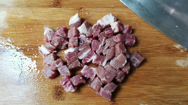 洋葱炒眼肉牛排丁,清洗一下,切成丁