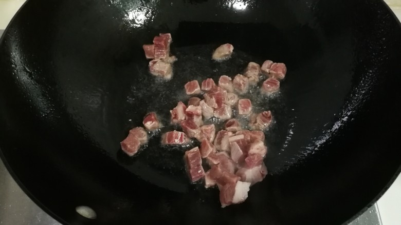 洋葱炒眼肉牛排丁,热锅凉油放入眼肉牛排丁